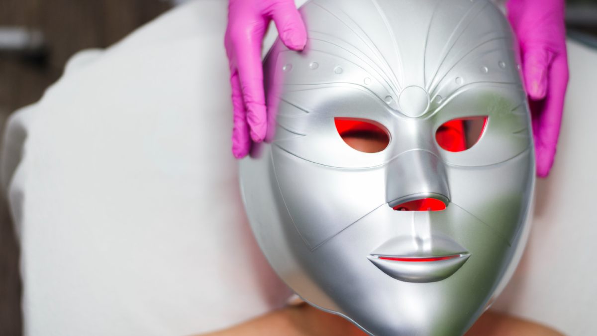 LED face mask with red light